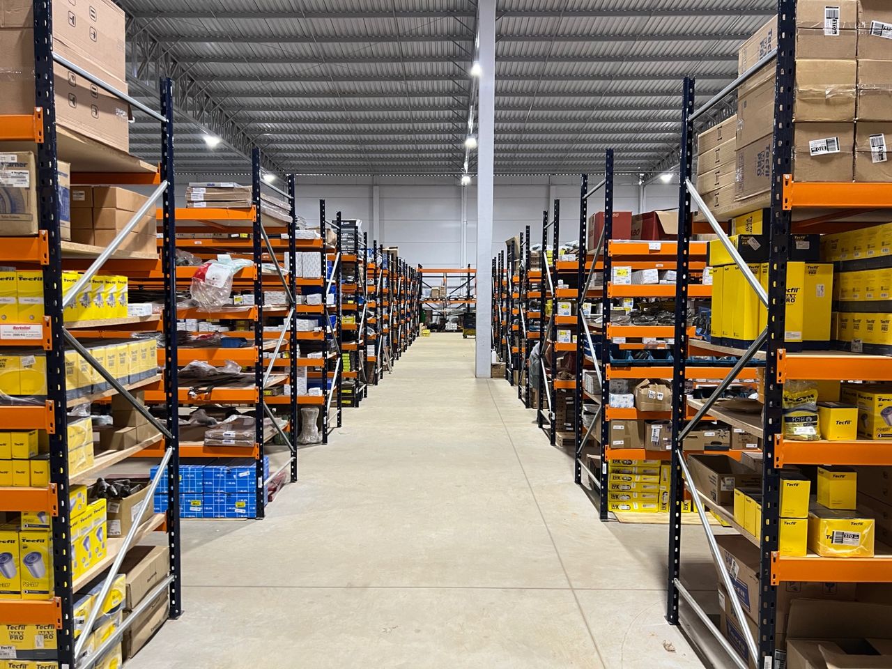 Centro de distribuição Redeparts com prateleiras de peças agrícolas organizadas