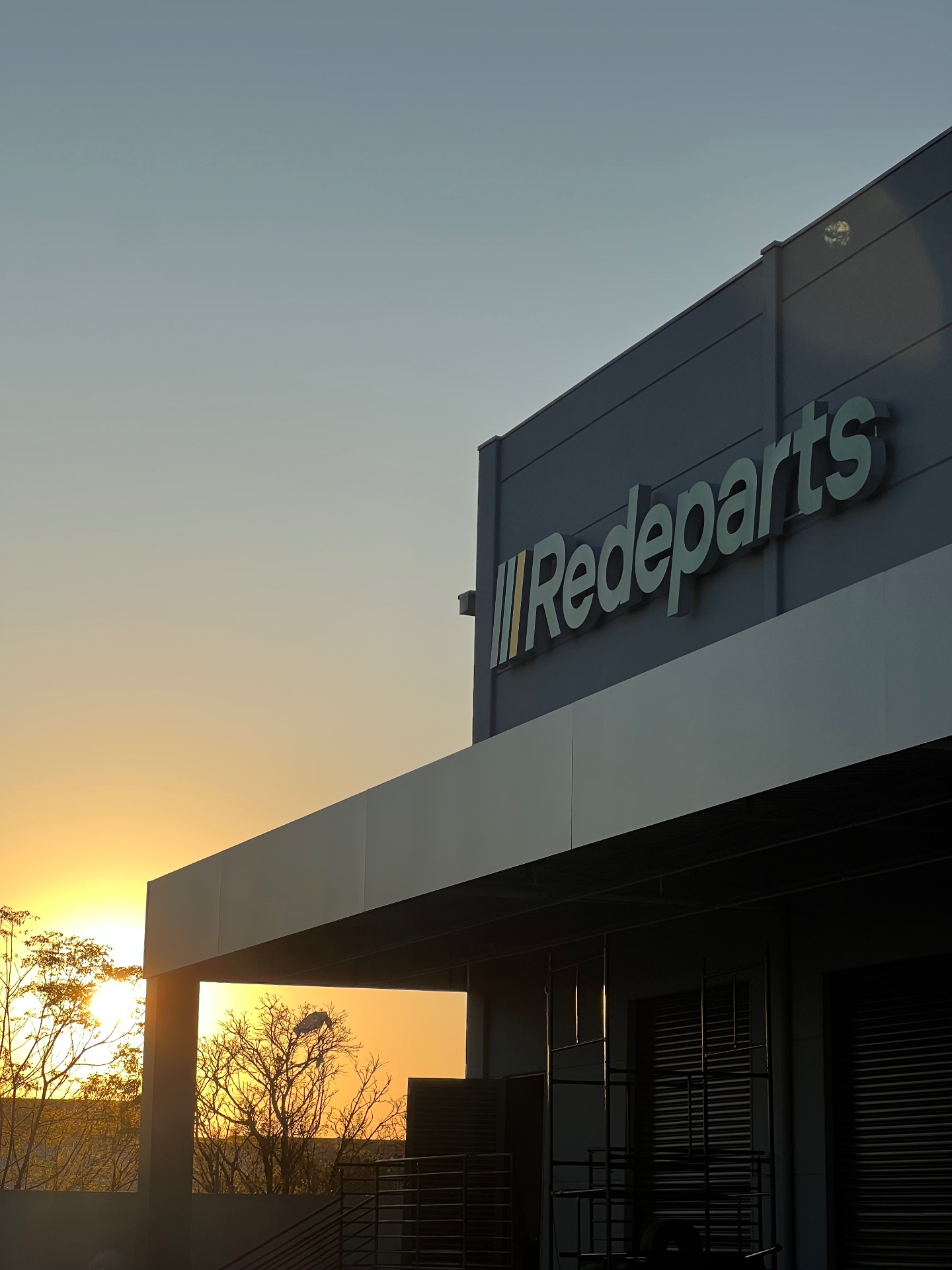 Fachada da Redeparts ao entardecer