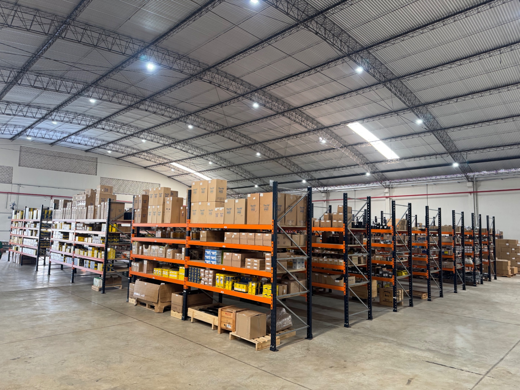 Estoque organizado por marca no CD Uberlândia