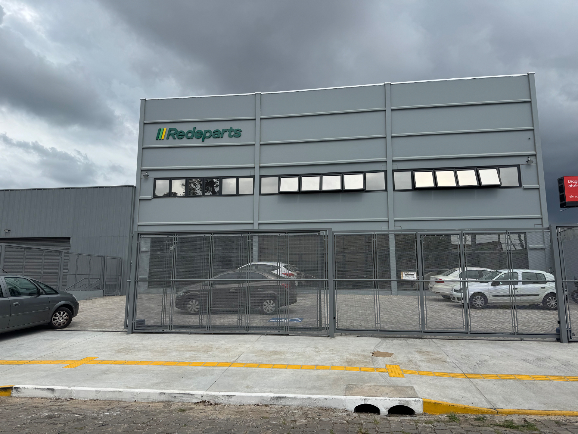 Portão de acesso e estacionamento do CD Redeparts Canoas
