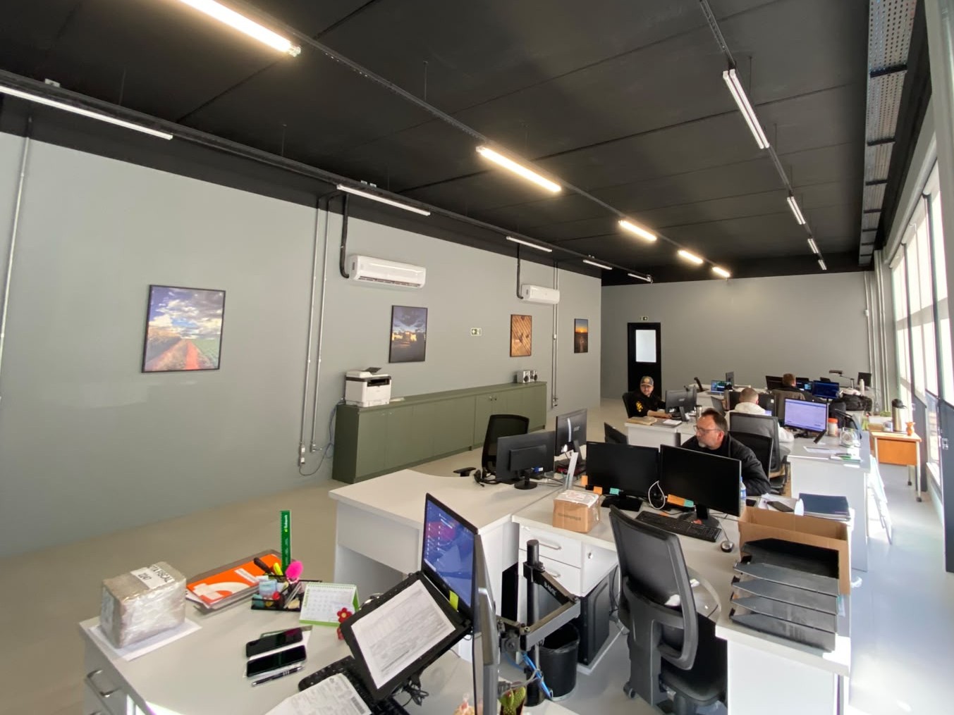 Escritório da filial Redeparts Canoas com equipe administrativa