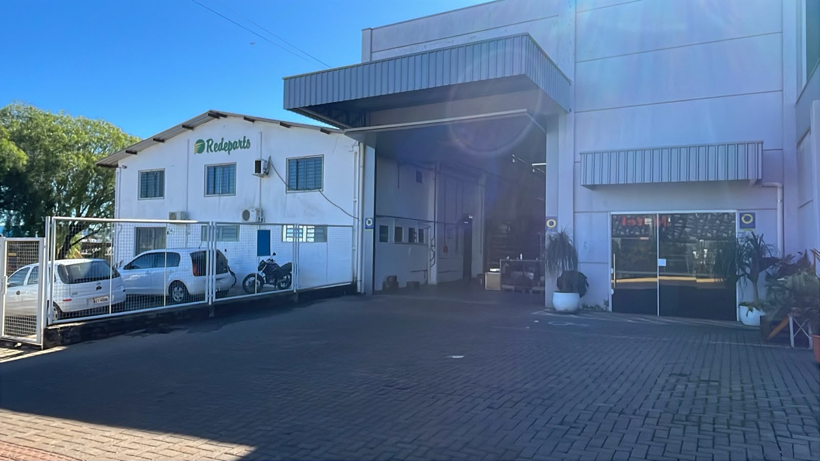 Fachada da filial Redeparts em Chapecó com acesso à doca de carga